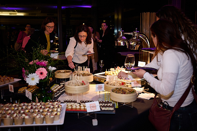 Auf diesem Bild sieht man das Buffet und Frauen, die sich bedienen