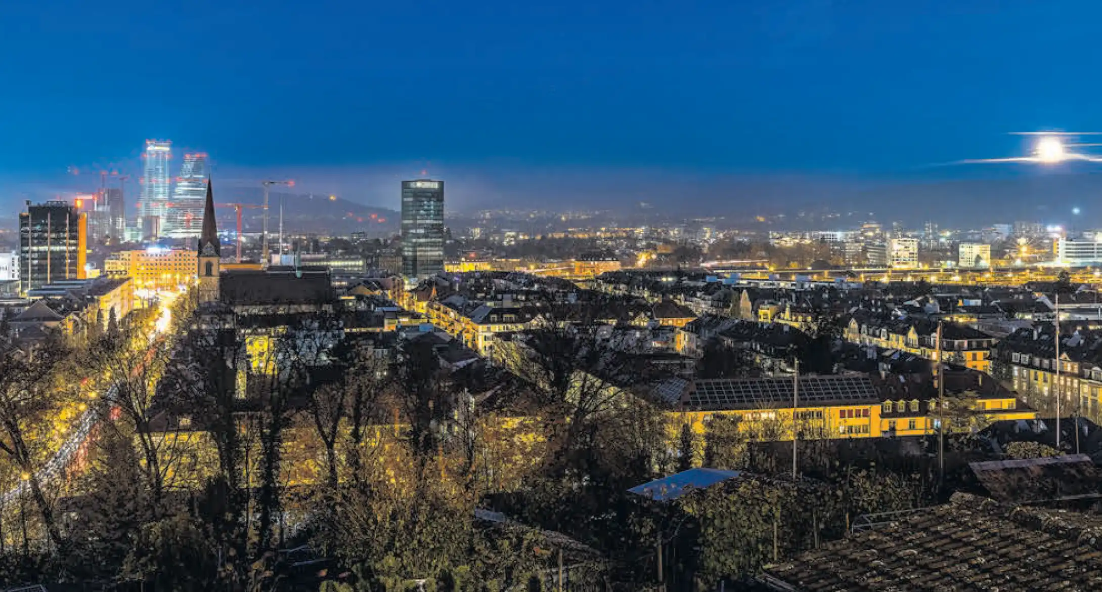 Das Bild zeigt eine Luftaufnahme von Basel by night 