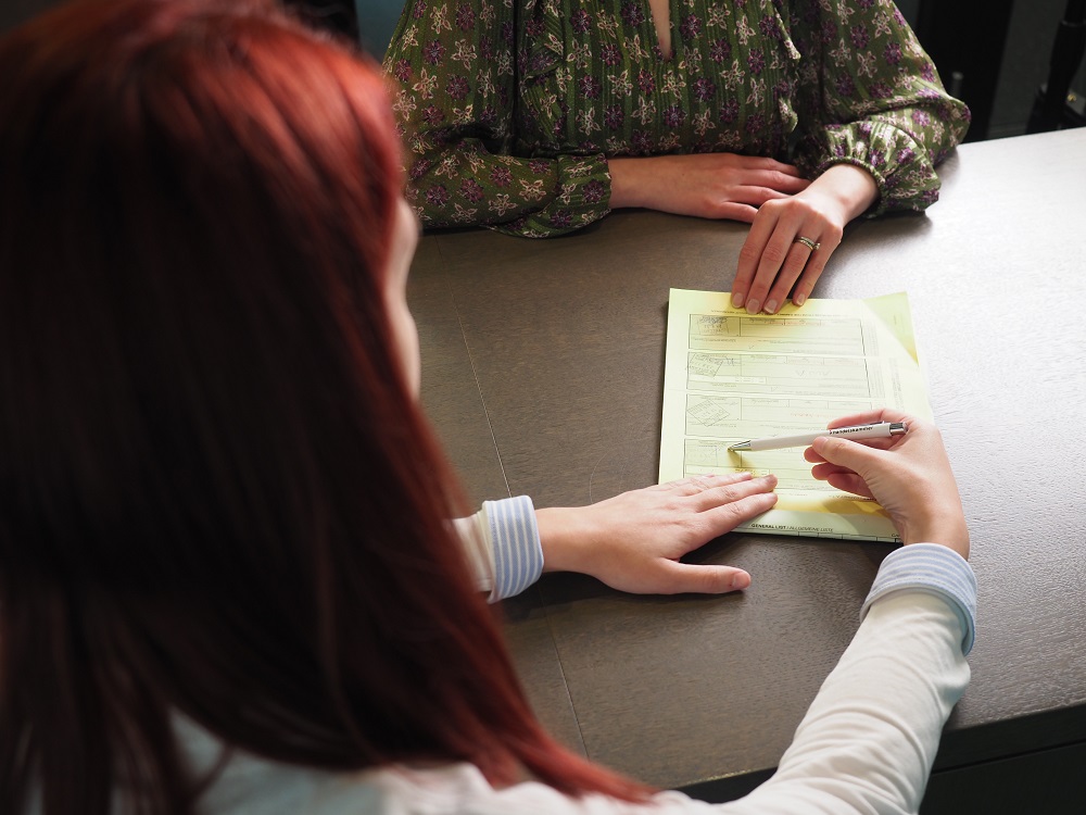 Frau erklärt ein Dokument