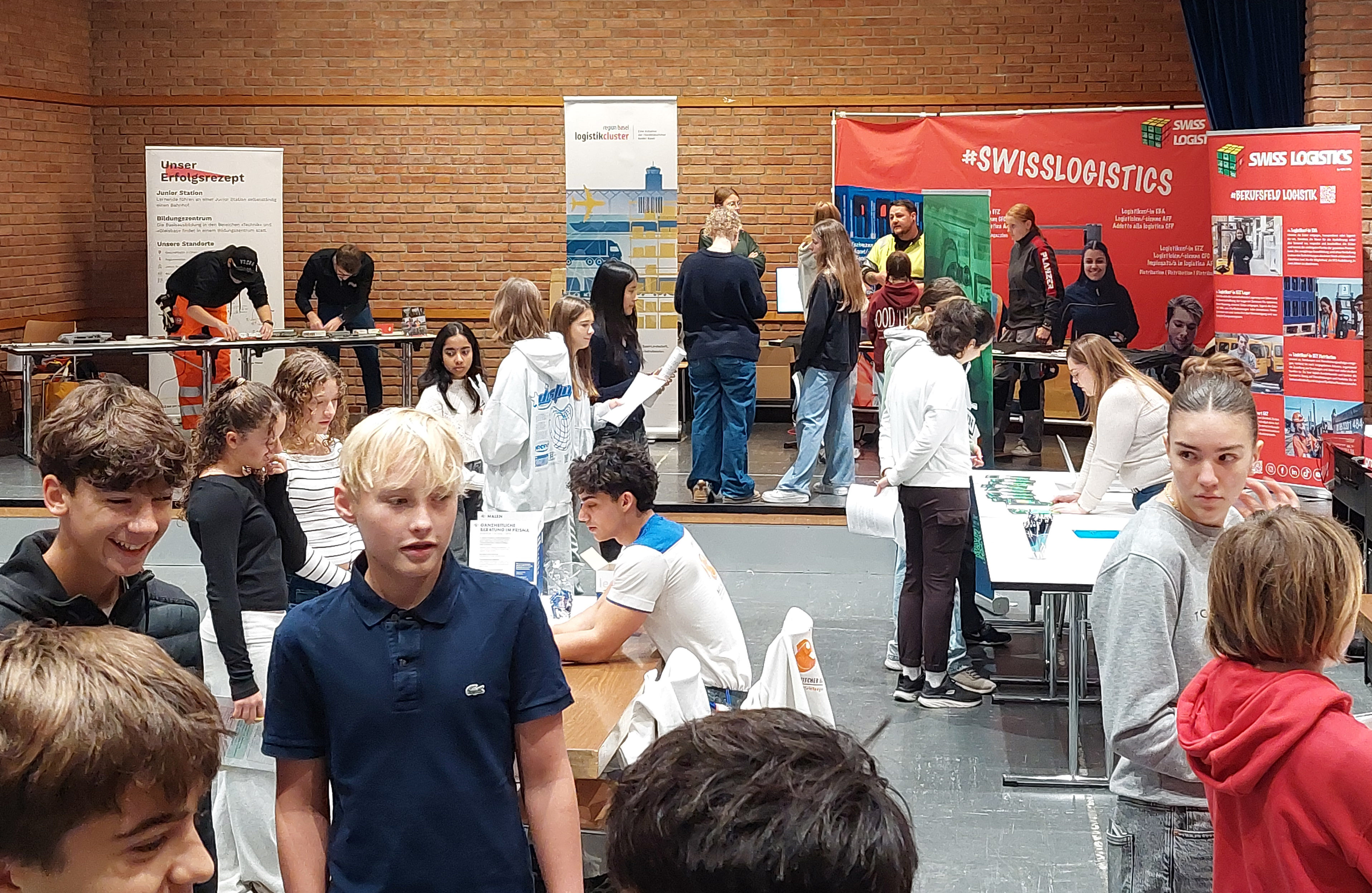  Bild zeigt Kinder an der Berufs-Tischmesse der Realschule in Allschwil 