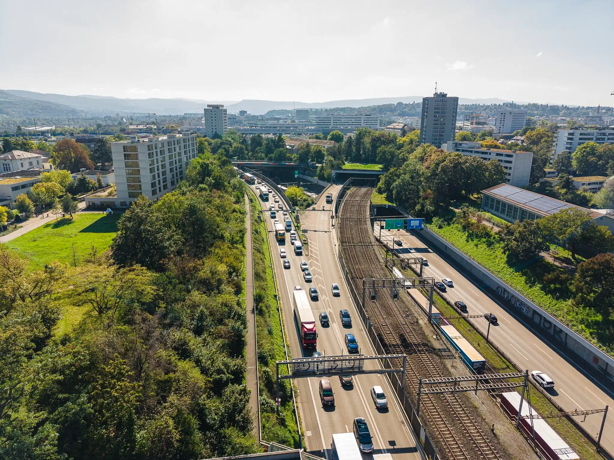 Das Bild zeigt eine stark befahrene Autobahn aus der Vogelperspektive