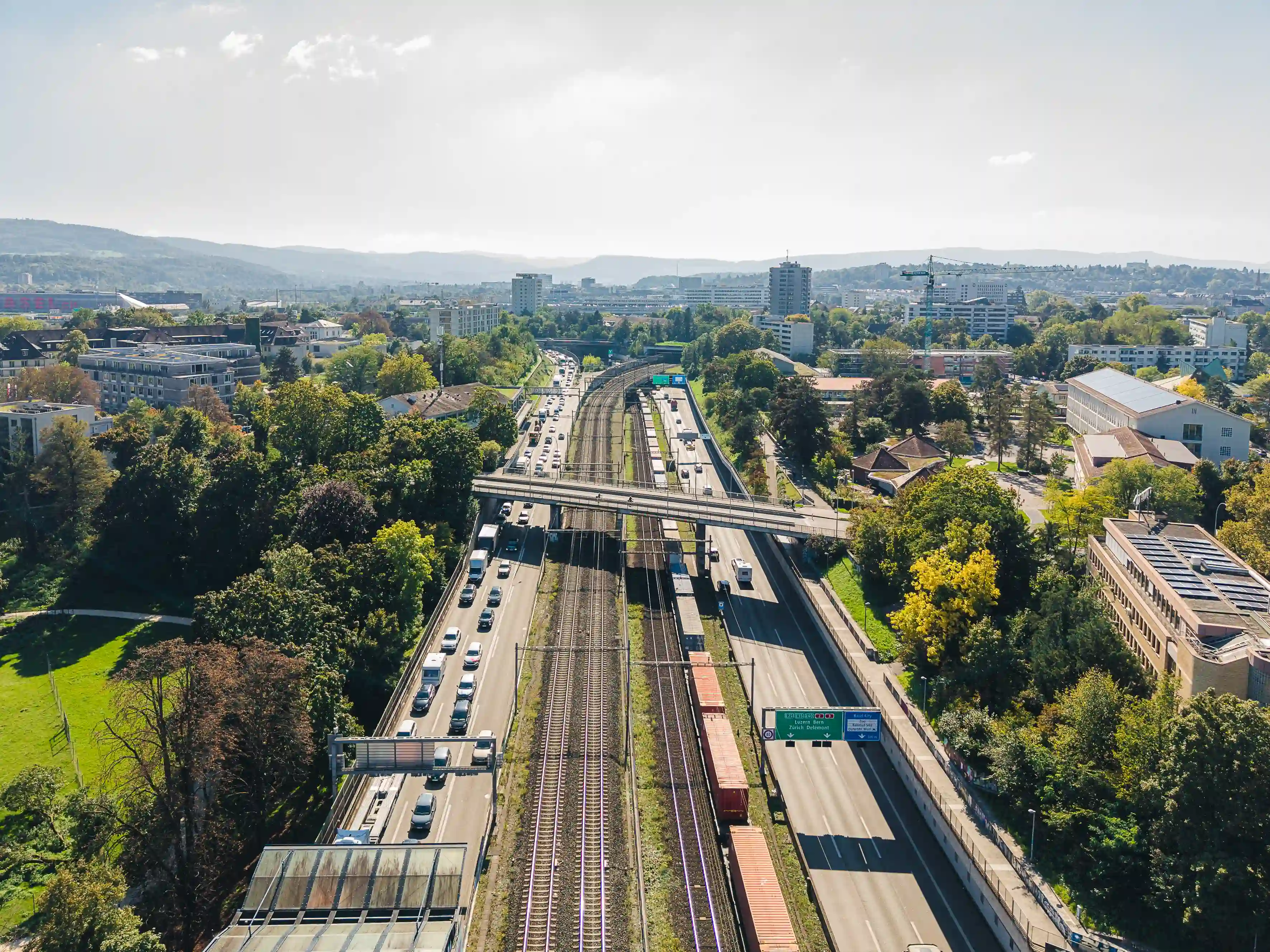 Blick auf den Autobahnabschnitt Osttangente bei Basel mit Stau