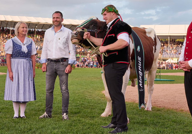 Handelskammer-Präsidentin und Muni-Gotti Elisabeth Schneider-Schneiter und Tobias Schmied, Geschäftsführer des Munisponsors Marti AG