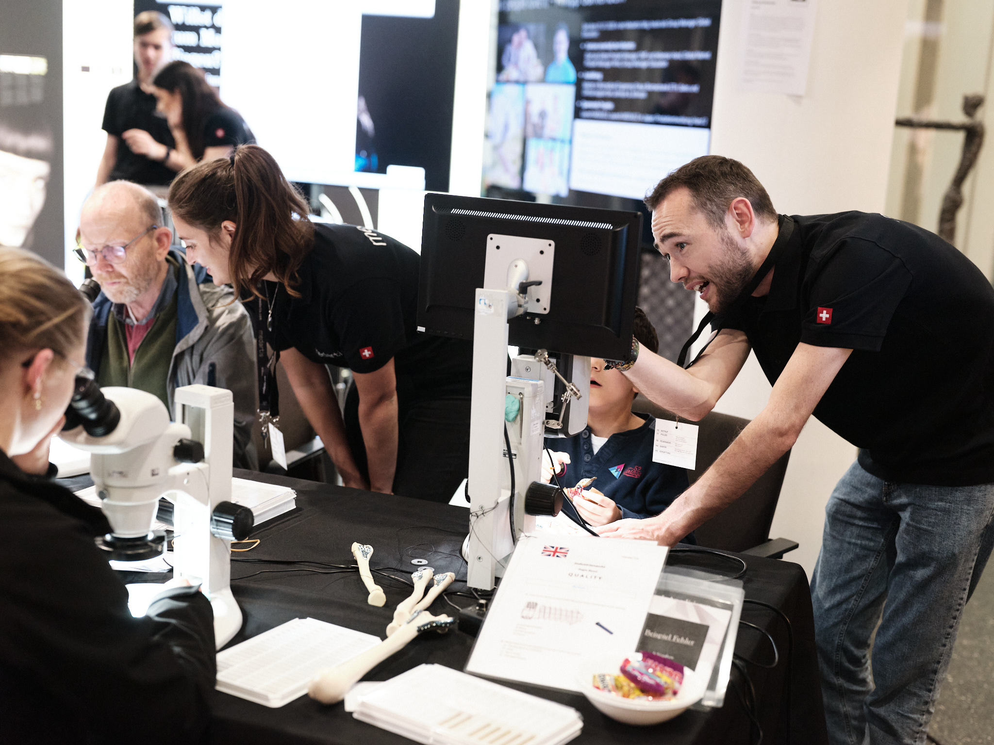 Mitarbeitende der Medartis zeigen das Vorgehen