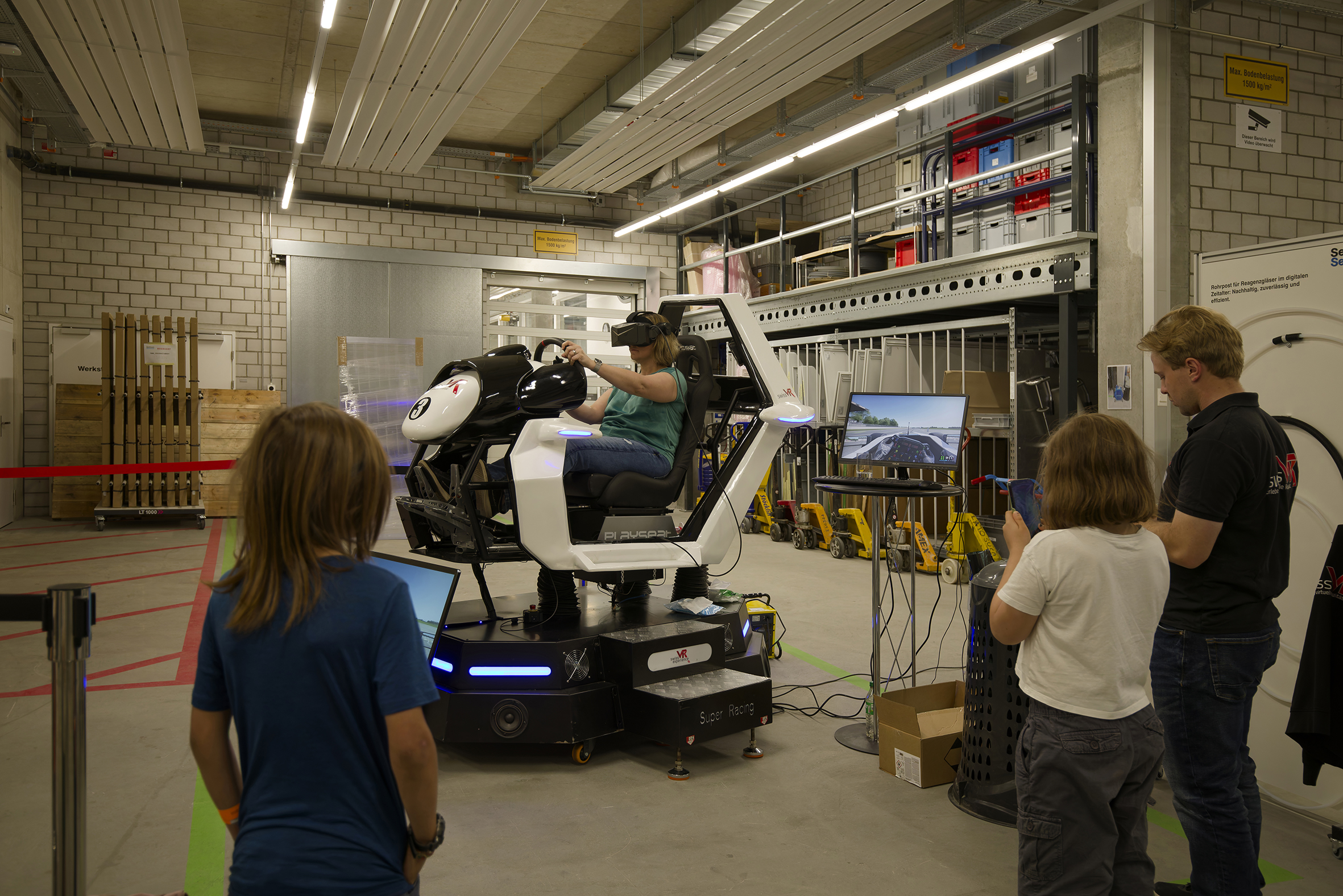 Frau auf einem Fahrsimulator bei Selmoni