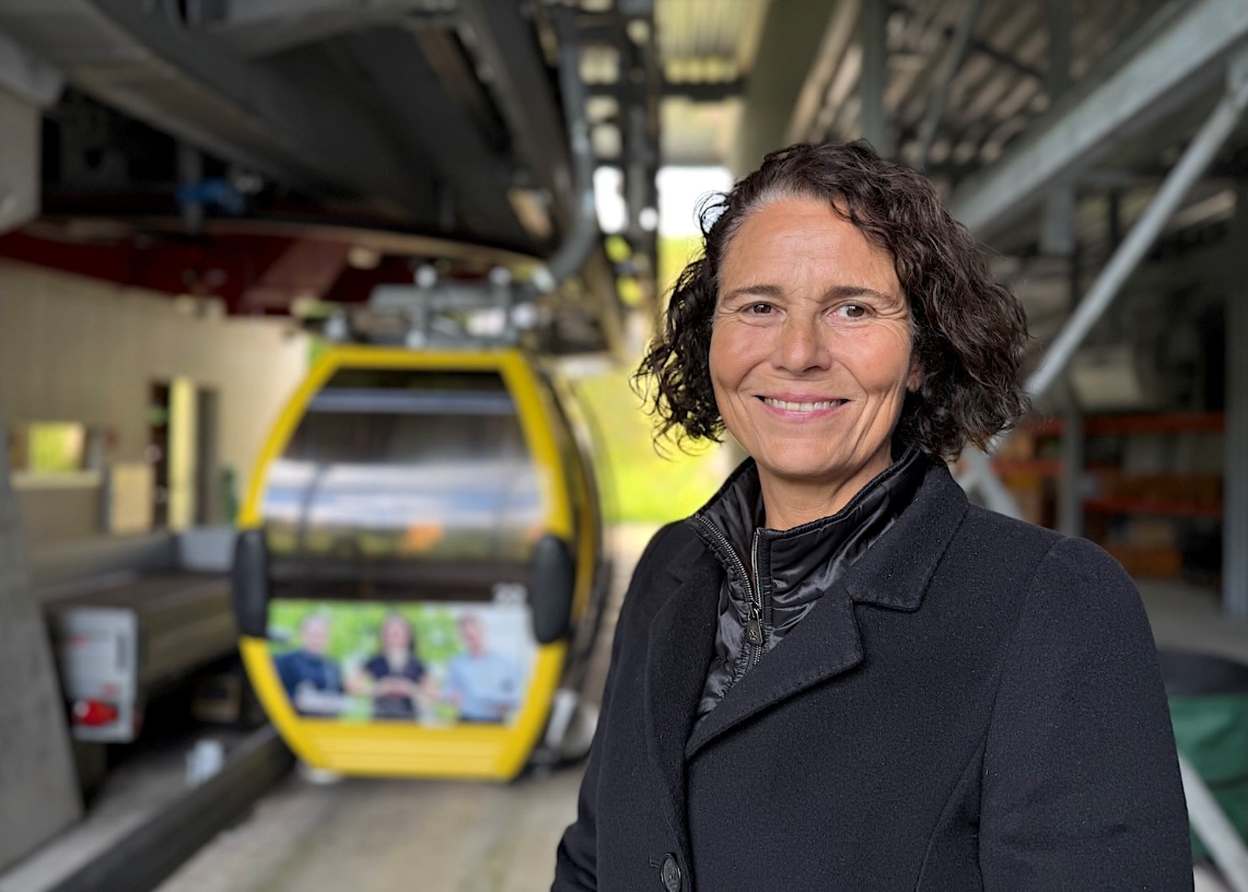 Portraitfoto von Anja Oswald, im Hintergrund eine Gondel der Wasserfallenbahn