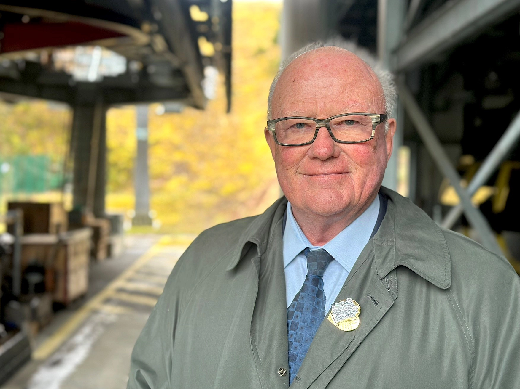 Portraitfoto von Thomas Staehelin, im Hintergrund eine Gondel der Wasserfallenbahn 