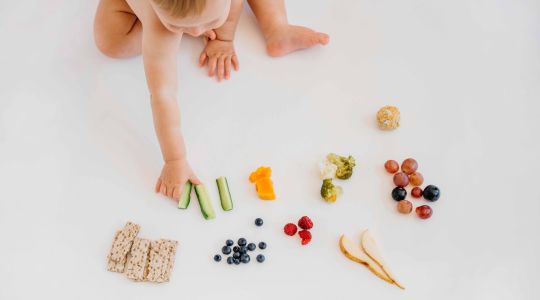 Baby greift nach Essen