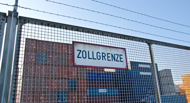 Zaun vor Containerumschla