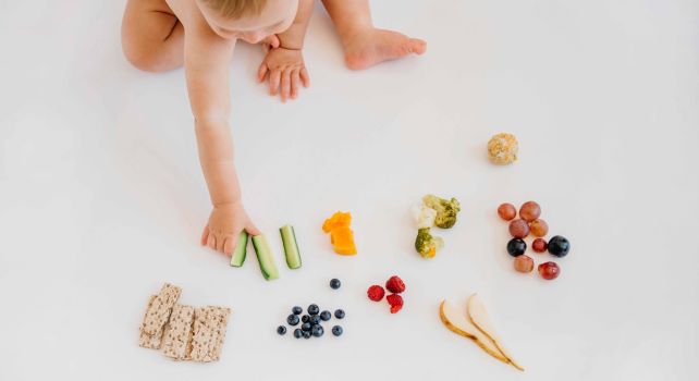 Baby greift nach Essen