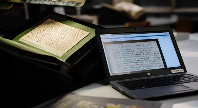 Die historischen Artefakte der Unibibliothek werden digitalisiert