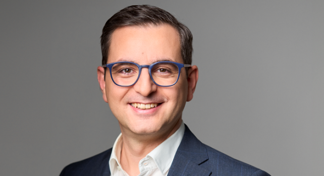 Portraitfoto von Luca Urgese, Leiter Finanzen und Steuern Handelskammer beider Basel