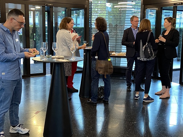 Besucher beim Apéro 