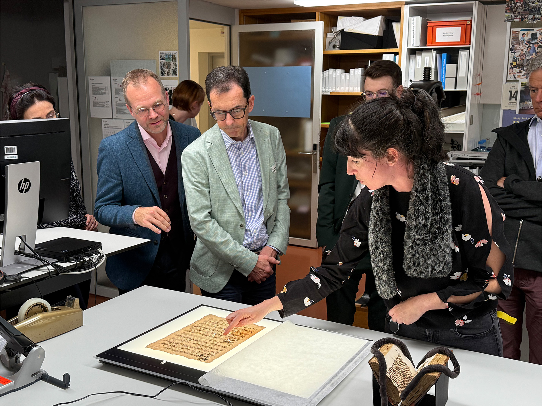 Am Anlass der Handelskammer beider Basel erhielten Interessierte Einblick in die historische Sammlung der Unibibliothek