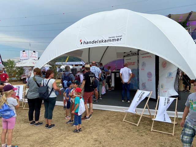 Warteschlange vor unserem Promostand.